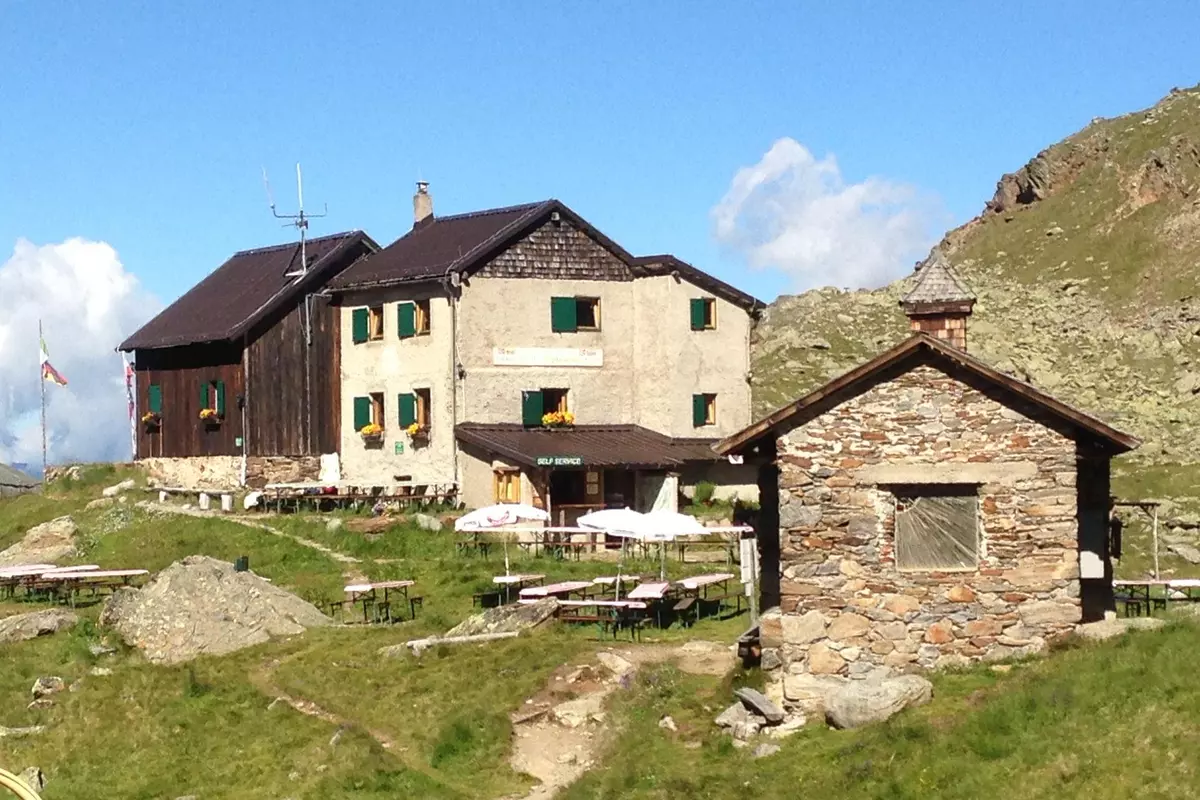 Inmitten der atemberaubenden Bergwelt gelegen: Die urige Weißkugelhütte in Langtaufers