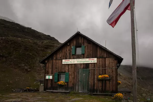 GENUSSVOLLE WANDERUNG ZUR URIGEN WEISSKUGELHÜTTE IM LANGTAUFERER TAL